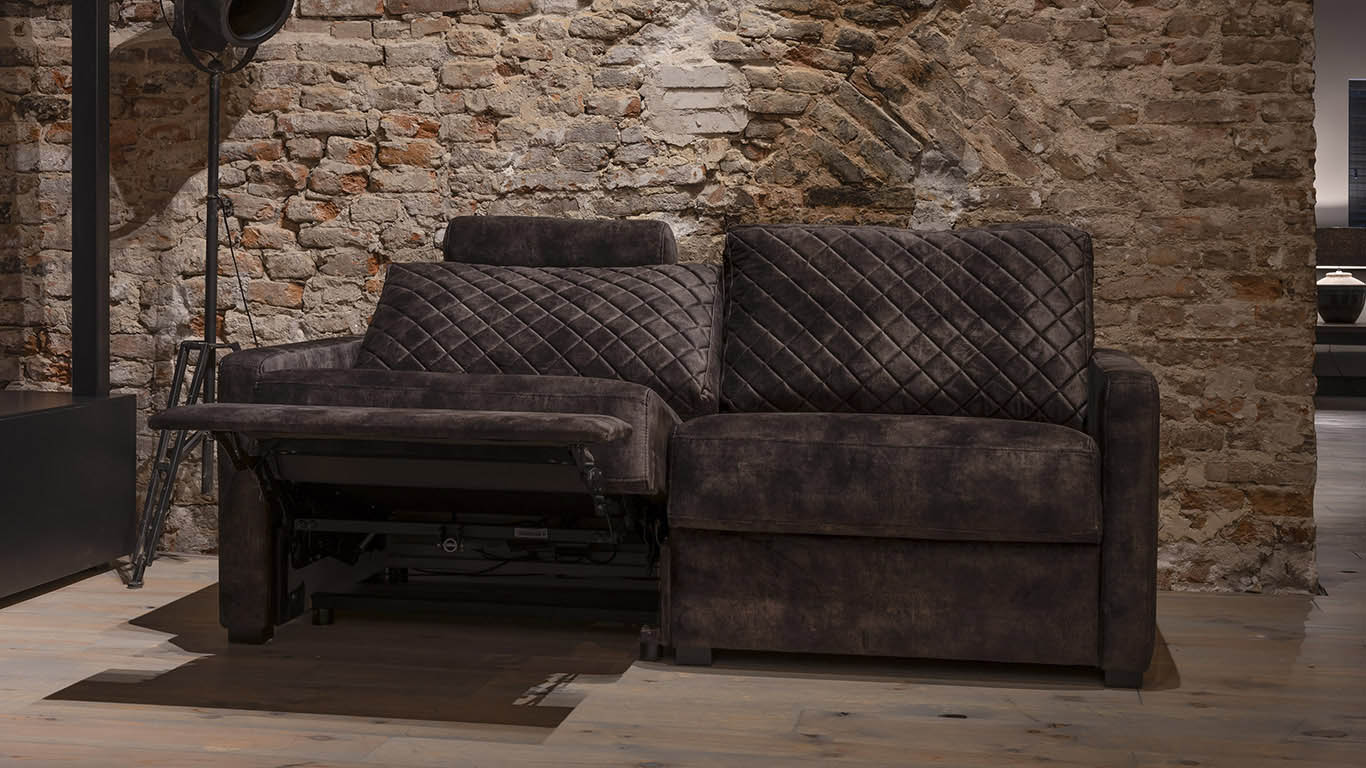 UrbanSofa-Auxerre-Brooklyn-Sofa-Arm_S-Sevilla-Dark-Brown-Relaxmodus-Website