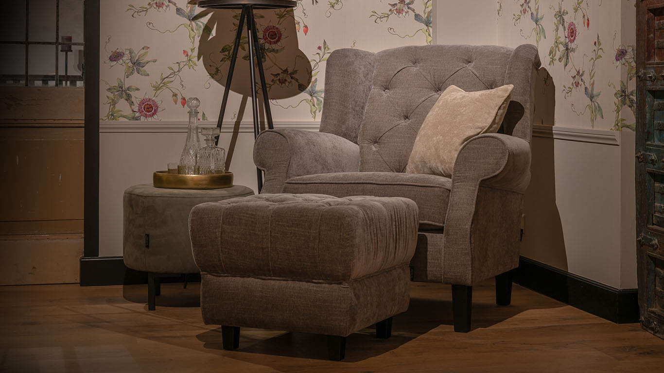 UrbanSofa-Chelsey-Fauteuil-Belize-Taupe-Chelsey-Hocker-1-Website