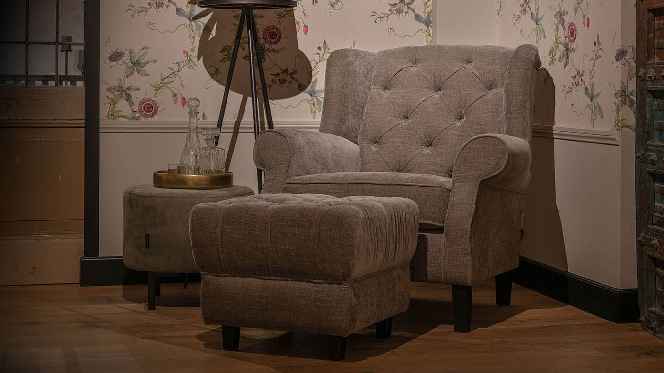 UrbanSofa-Chelsey-Fauteuil-Belize-Taupe-Chelsey-Hocker-2-Website