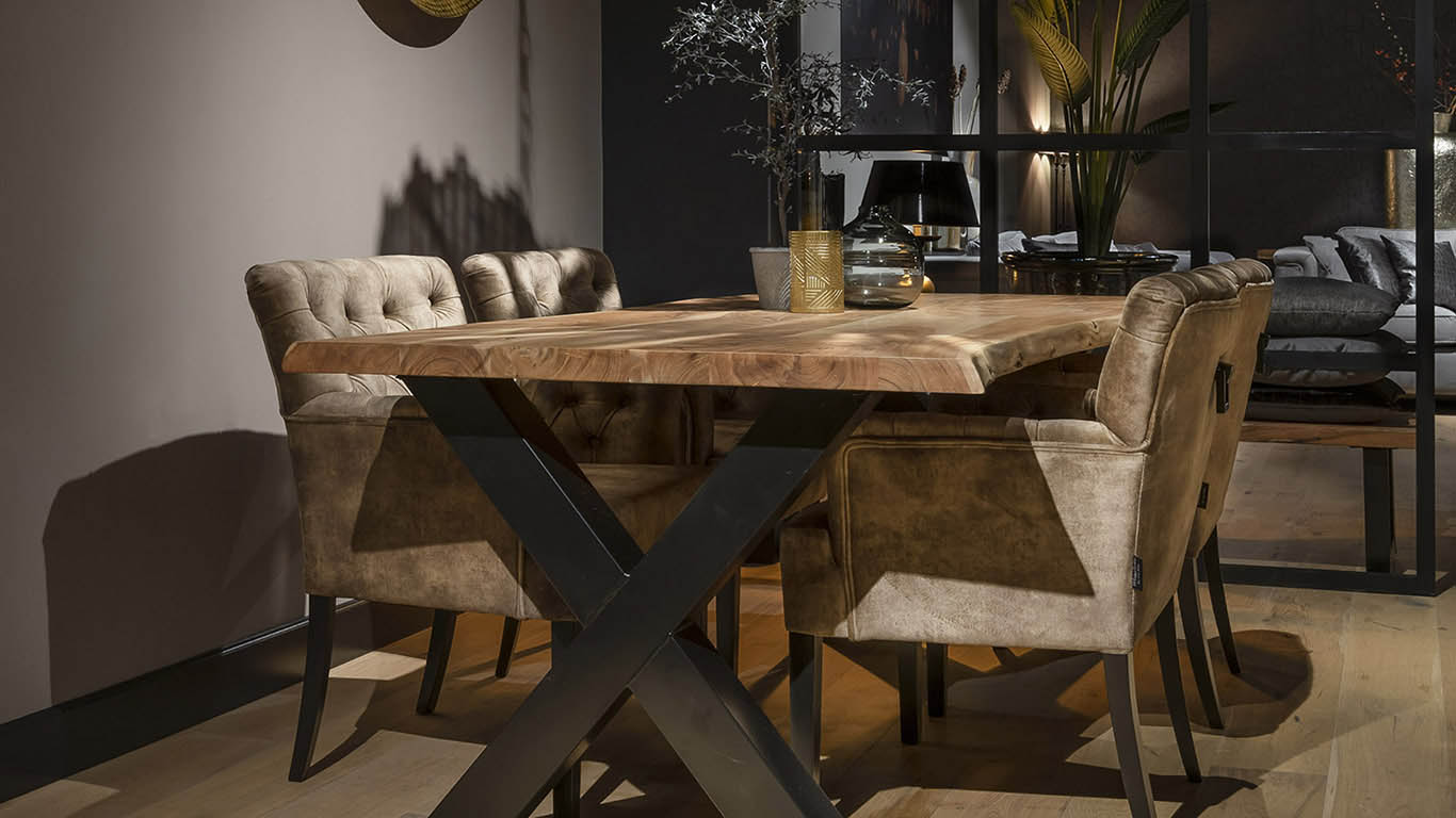 UrbanSofa-Kate-Eetkamerfauteuil-Sevilla-Sand-Bruuts-Landon-Live-Edge-Eettafel-X-Leg-Zwart-Website