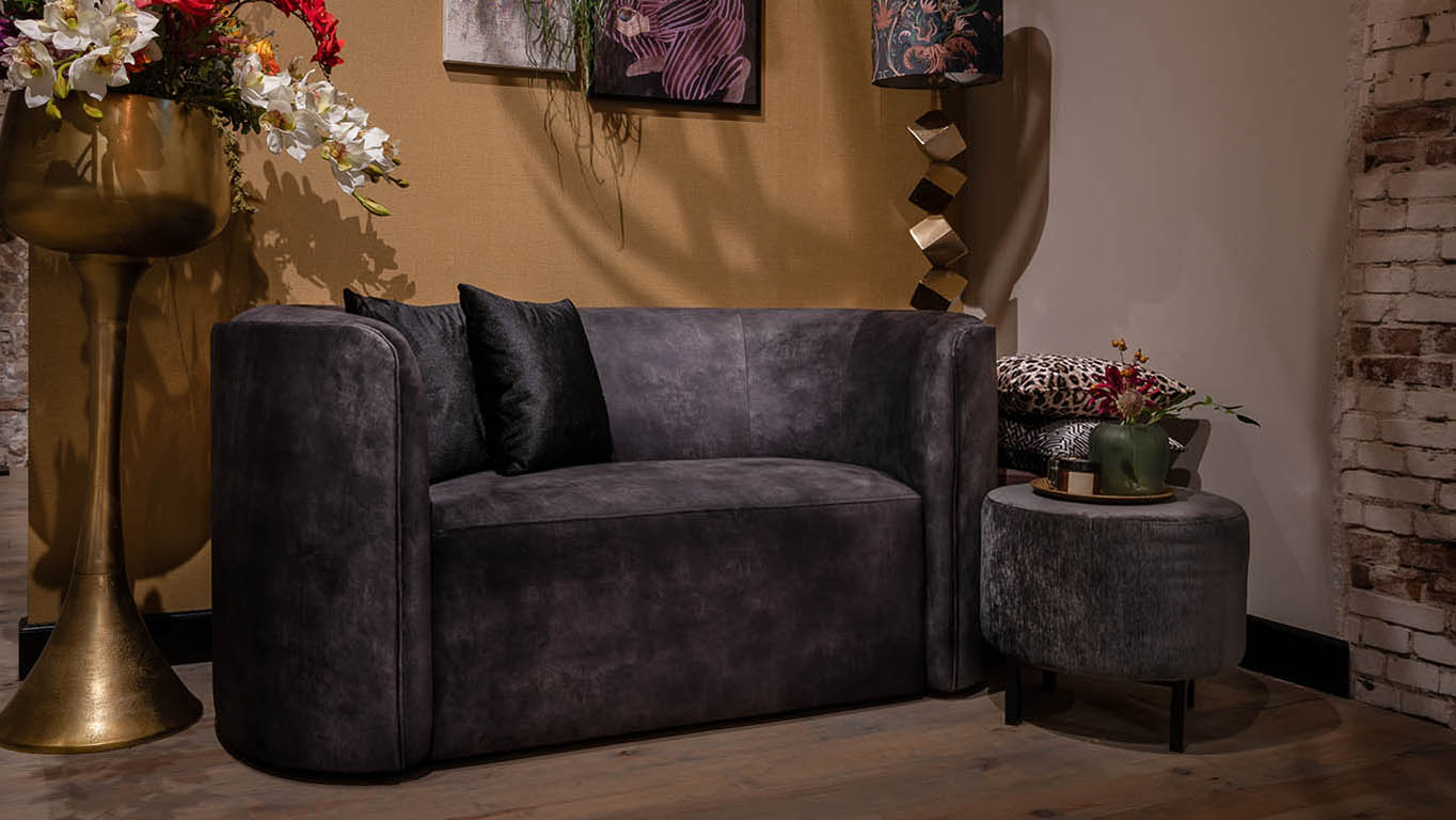 UrbanSofa-Louise-Sofa-Sevilla-Antracite-Sfeer-Website