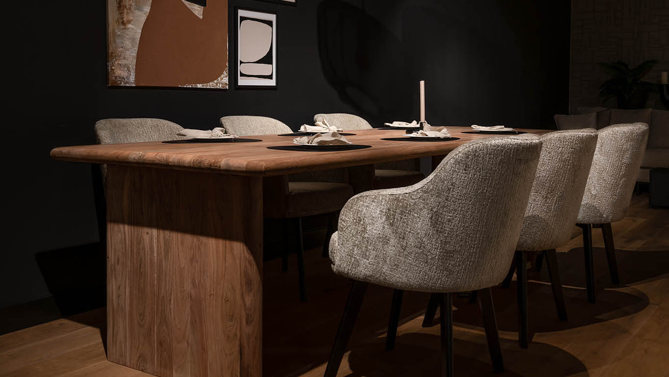 Bruuts-Giulia-Eettafel-Block-Leg-UrbanSofa-Evan-Eetkamerfauteuil-Kensington-Desert-Sfeer-Website