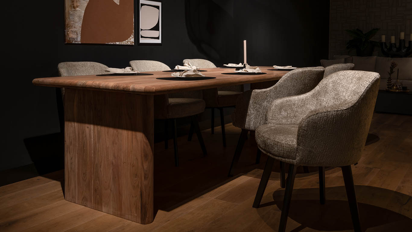 Bruuts-Giulia-Eettafel-Block-Leg-UrbanSofa-Evan-Eetkamerfauteuil-Kensington-Desert-Website