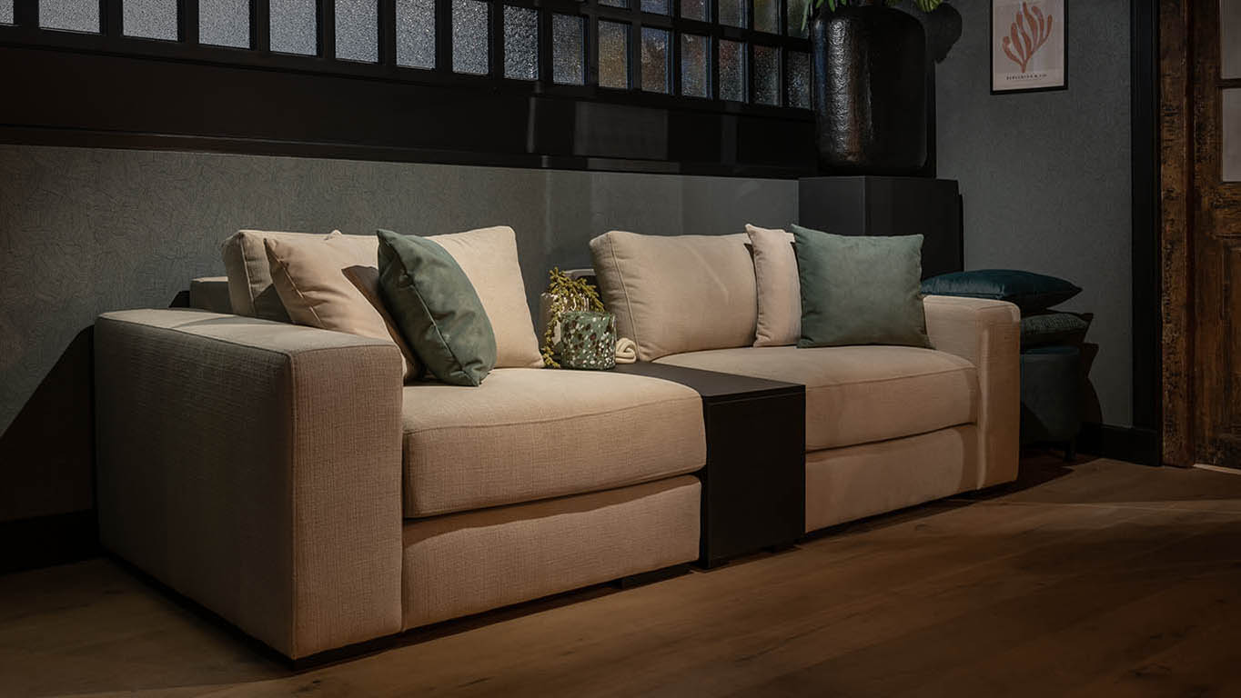 UrbanSofa-Carl-Casia-Sofa-Carl-Block-Hoog-Vienna-Latte-Website