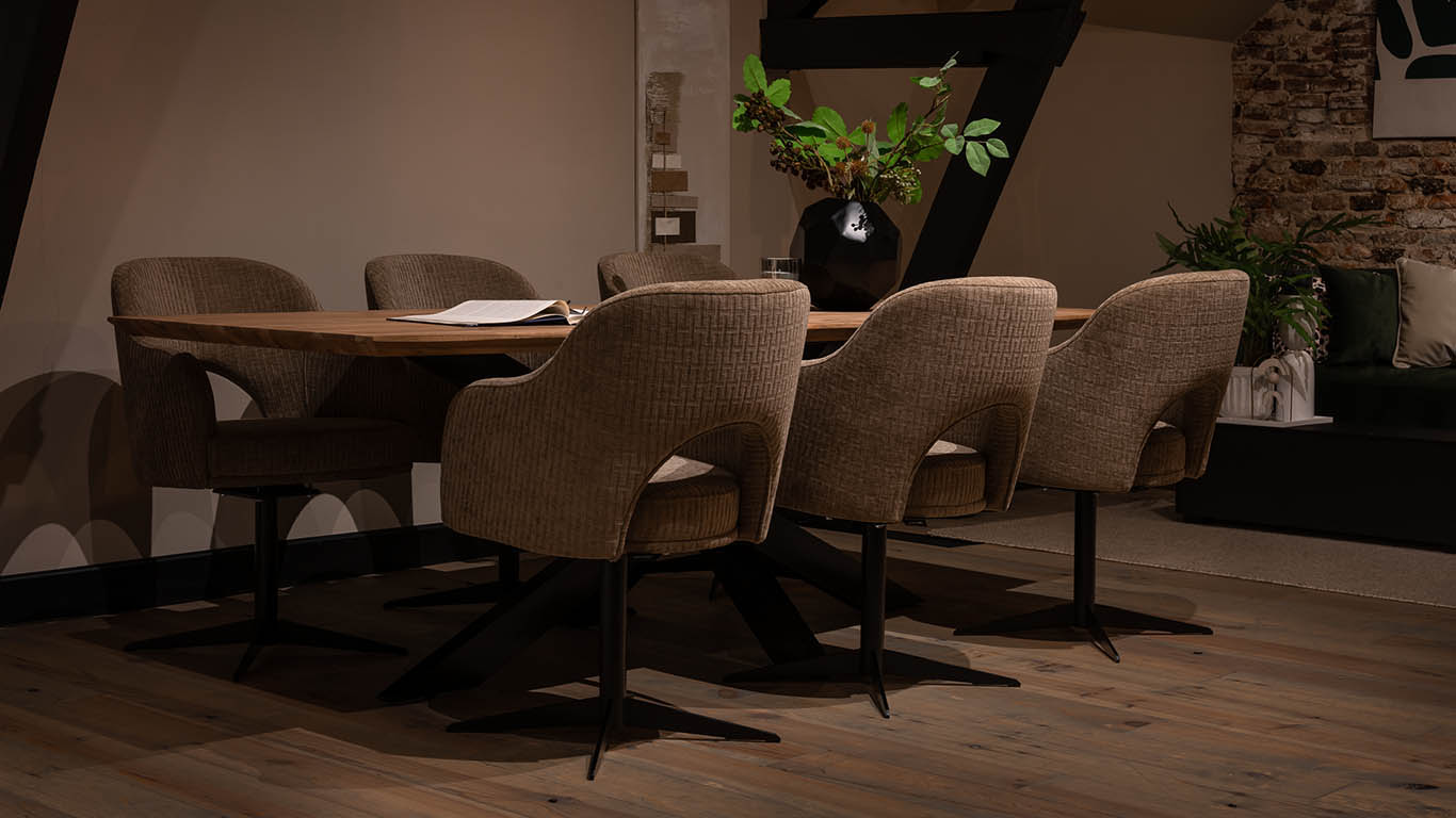 UrbanSofa-Evan-Eetkamerfauteuil-Draaipoot-Soho-Taupe-Bruuts-Lara-Eettafel-Spinpoot-Website